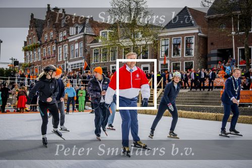 Dokkum 27 april 2026
Koningsdag is dit jaar in Dokkum . Namens de koninklijke familie zijn aanwezig : Koning Willem Alexander Koningin Maxima Prinses Amalia Prinses Alexia Prinses Ariane Prins Constantijn Prinses Laurentien Prins Maurits Prinses Marilene Prins Bernhard Prins Floris Prinses Aimee Prins Pieter Christiaan en Prinses Anita .