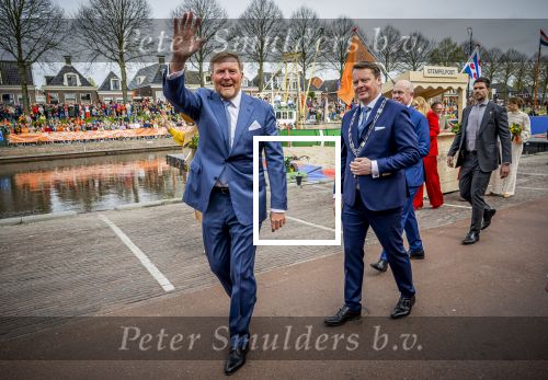 Dokkum 27 april 2026
Koningsdag is dit jaar in Dokkum . Namens de koninklijke familie zijn aanwezig : Koning Willem Alexander Koningin Maxima Prinses Amalia Prinses Alexia Prinses Ariane Prins Constantijn Prinses Laurentien Prins Maurits Prinses Marilene Prins Bernhard Prins Floris Prinses Aimee Prins Pieter Christiaan en Prinses Anita .