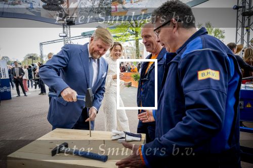 Dokkum 27 april 2026
Koningsdag is dit jaar in Dokkum . Namens de koninklijke familie zijn aanwezig : Koning Willem Alexander Koningin Maxima Prinses Amalia Prinses Alexia Prinses Ariane Prins Constantijn Prinses Laurentien Prins Maurits Prinses Marilene Prins Bernhard Prins Floris Prinses Aimee Prins Pieter Christiaan en Prinses Anita .