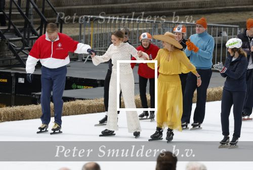 Dokkum 27 april 2026
Koningsdag is dit jaar in Dokkum . Namens de koninklijke familie zijn aanwezig : Koning Willem Alexander Koningin Maxima Prinses Amalia Prinses Alexia Prinses Ariane Prins Constantijn Prinses Laurentien Prins Maurits Prinses Marilene Prins Bernhard Prins Floris Prinses Aimee Prins Pieter Christiaan en Prinses Anita .