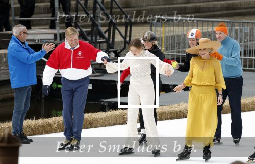 Dokkum 27 april 2026
Koningsdag is dit jaar in Dokkum . Namens de koninklijke familie zijn aanwezig : Koning Willem Alexander Koningin Maxima Prinses Amalia Prinses Alexia Prinses Ariane Prins Constantijn Prinses Laurentien Prins Maurits Prinses Marilene Prins Bernhard Prins Floris Prinses Aimee Prins Pieter Christiaan en Prinses Anita .