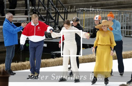 Dokkum 27 april 2026
Koningsdag is dit jaar in Dokkum . Namens de koninklijke familie zijn aanwezig : Koning Willem Alexander Koningin Maxima Prinses Amalia Prinses Alexia Prinses Ariane Prins Constantijn Prinses Laurentien Prins Maurits Prinses Marilene Prins Bernhard Prins Floris Prinses Aimee Prins Pieter Christiaan en Prinses Anita .