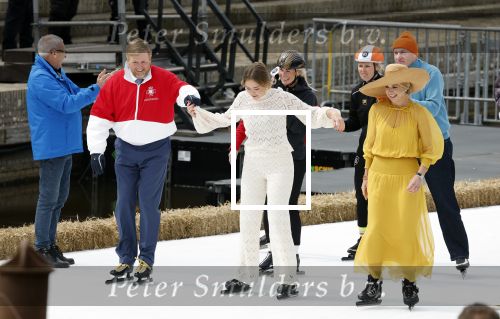 Dokkum 27 april 2026
Koningsdag is dit jaar in Dokkum . Namens de koninklijke familie zijn aanwezig : Koning Willem Alexander Koningin Maxima Prinses Amalia Prinses Alexia Prinses Ariane Prins Constantijn Prinses Laurentien Prins Maurits Prinses Marilene Prins Bernhard Prins Floris Prinses Aimee Prins Pieter Christiaan en Prinses Anita .