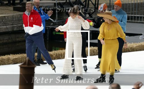 Dokkum 27 april 2026
Koningsdag is dit jaar in Dokkum . Namens de koninklijke familie zijn aanwezig : Koning Willem Alexander Koningin Maxima Prinses Amalia Prinses Alexia Prinses Ariane Prins Constantijn Prinses Laurentien Prins Maurits Prinses Marilene Prins Bernhard Prins Floris Prinses Aimee Prins Pieter Christiaan en Prinses Anita .