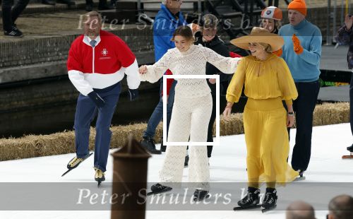 Dokkum 27 april 2026
Koningsdag is dit jaar in Dokkum . Namens de koninklijke familie zijn aanwezig : Koning Willem Alexander Koningin Maxima Prinses Amalia Prinses Alexia Prinses Ariane Prins Constantijn Prinses Laurentien Prins Maurits Prinses Marilene Prins Bernhard Prins Floris Prinses Aimee Prins Pieter Christiaan en Prinses Anita .