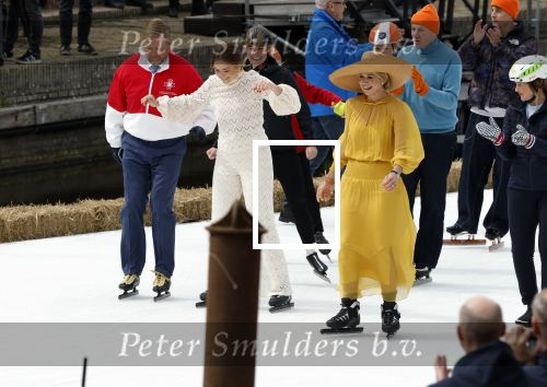 Dokkum 27 april 2026
Koningsdag is dit jaar in Dokkum . Namens de koninklijke familie zijn aanwezig : Koning Willem Alexander Koningin Maxima Prinses Amalia Prinses Alexia Prinses Ariane Prins Constantijn Prinses Laurentien Prins Maurits Prinses Marilene Prins Bernhard Prins Floris Prinses Aimee Prins Pieter Christiaan en Prinses Anita .