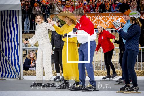 Dokkum 27 april 2026
Koningsdag is dit jaar in Dokkum . Namens de koninklijke familie zijn aanwezig : Koning Willem Alexander Koningin Maxima Prinses Amalia Prinses Alexia Prinses Ariane Prins Constantijn Prinses Laurentien Prins Maurits Prinses Marilene Prins Bernhard Prins Floris Prinses Aimee Prins Pieter Christiaan en Prinses Anita .