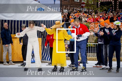 Dokkum 27 april 2026
Koningsdag is dit jaar in Dokkum . Namens de koninklijke familie zijn aanwezig : Koning Willem Alexander Koningin Maxima Prinses Amalia Prinses Alexia Prinses Ariane Prins Constantijn Prinses Laurentien Prins Maurits Prinses Marilene Prins Bernhard Prins Floris Prinses Aimee Prins Pieter Christiaan en Prinses Anita .