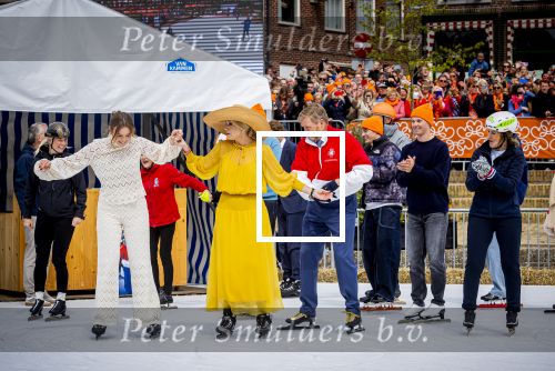 Dokkum 27 april 2026
Koningsdag is dit jaar in Dokkum . Namens de koninklijke familie zijn aanwezig : Koning Willem Alexander Koningin Maxima Prinses Amalia Prinses Alexia Prinses Ariane Prins Constantijn Prinses Laurentien Prins Maurits Prinses Marilene Prins Bernhard Prins Floris Prinses Aimee Prins Pieter Christiaan en Prinses Anita .