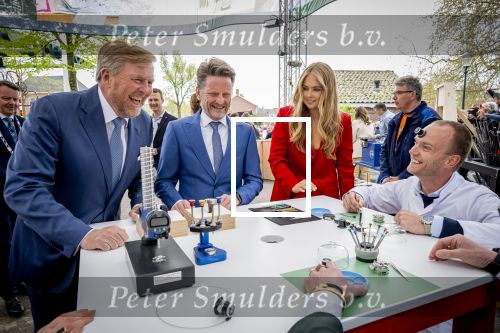 Dokkum 27 april 2026
Koningsdag is dit jaar in Dokkum . Namens de koninklijke familie zijn aanwezig : Koning Willem Alexander Koningin Maxima Prinses Amalia Prinses Alexia Prinses Ariane Prins Constantijn Prinses Laurentien Prins Maurits Prinses Marilene Prins Bernhard Prins Floris Prinses Aimee Prins Pieter Christiaan en Prinses Anita .