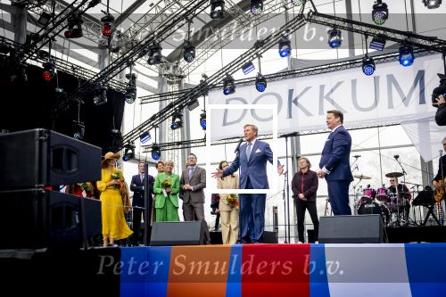 Dokkum 27 april 2026
Koningsdag is dit jaar in Dokkum . Namens de koninklijke familie zijn aanwezig : Koning Willem Alexander Koningin Maxima Prinses Amalia Prinses Alexia Prinses Ariane Prins Constantijn Prinses Laurentien Prins Maurits Prinses Marilene Prins Bernhard Prins Floris Prinses Aimee Prins Pieter Christiaan en Prinses Anita .