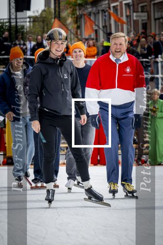 Dokkum 27 april 2026
Koningsdag is dit jaar in Dokkum . Namens de koninklijke familie zijn aanwezig : Koning Willem Alexander Koningin Maxima Prinses Amalia Prinses Alexia Prinses Ariane Prins Constantijn Prinses Laurentien Prins Maurits Prinses Marilene Prins Bernhard Prins Floris Prinses Aimee Prins Pieter Christiaan en Prinses Anita . Koning Willem Alexander en Marijke Groenewoud