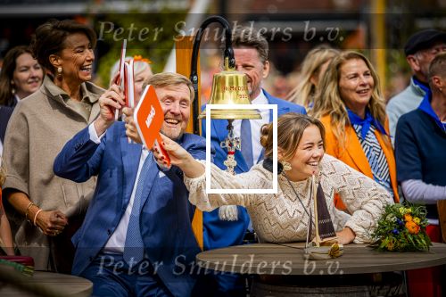Dokkum 27 april 2026
Koningsdag is dit jaar in Dokkum . Namens de koninklijke familie zijn aanwezig : Koning Willem Alexander Koningin Maxima Prinses Amalia Prinses Alexia Prinses Ariane Prins Constantijn Prinses Laurentien Prins Maurits Prinses Marilene Prins Bernhard Prins Floris Prinses Aimee Prins Pieter Christiaan en Prinses Anita .