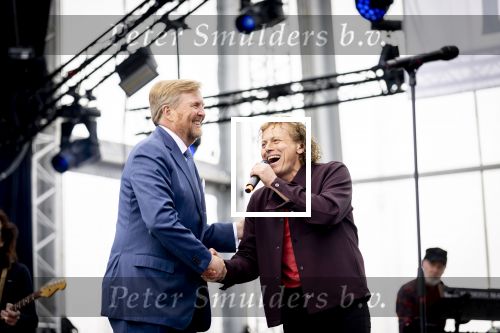 Dokkum 27 april 2026
Koningsdag is dit jaar in Dokkum . Namens de koninklijke familie zijn aanwezig : Koning Willem Alexander Koningin Maxima Prinses Amalia Prinses Alexia Prinses Ariane Prins Constantijn Prinses Laurentien Prins Maurits Prinses Marilene Prins Bernhard Prins Floris Prinses Aimee Prins Pieter Christiaan en Prinses Anita . Koning Willem Alexander en Syb v d Ploeg