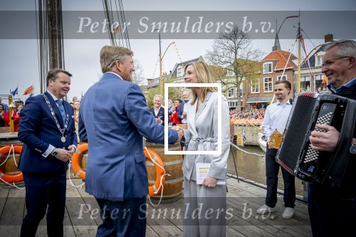 Dokkum 27 april 2026
Koningsdag is dit jaar in Dokkum . Namens de koninklijke familie zijn aanwezig : Koning Willem Alexander Koningin Maxima Prinses Amalia Prinses Alexia Prinses Ariane Prins Constantijn Prinses Laurentien Prins Maurits Prinses Marilene Prins Bernhard Prins Floris Prinses Aimee Prins Pieter Christiaan en Prinses Anita . Koning Willem Alexander en Welmoed Sijtsma