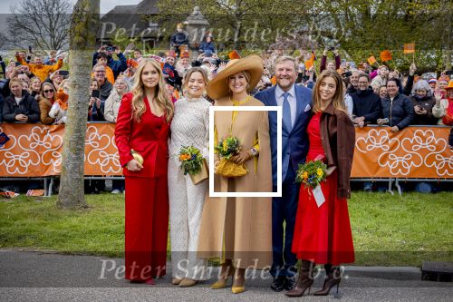 Dokkum 27 april 2026
Koningsdag is dit jaar in Dokkum . Namens de koninklijke familie zijn aanwezig : Koning Willem Alexander Koningin Maxima Prinses Amalia Prinses Alexia Prinses Ariane Prins Constantijn Prinses Laurentien Prins Maurits Prinses Marilene Prins Bernhard Prins Floris Prinses Aimee Prins Pieter Christiaan en Prinses Anita .