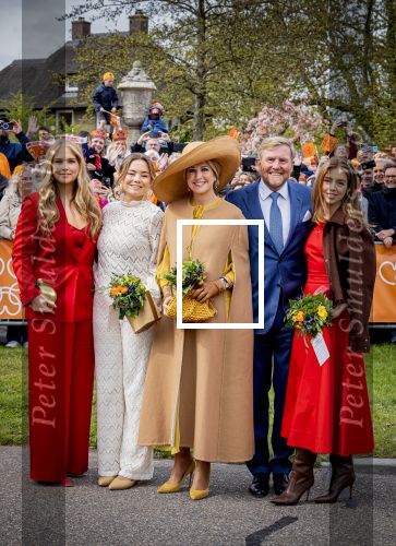 Dokkum 27 april 2026
Koningsdag is dit jaar in Dokkum . Namens de koninklijke familie zijn aanwezig : Koning Willem Alexander Koningin Maxima Prinses Amalia Prinses Alexia Prinses Ariane Prins Constantijn Prinses Laurentien Prins Maurits Prinses Marilene Prins Bernhard Prins Floris Prinses Aimee Prins Pieter Christiaan en Prinses Anita .