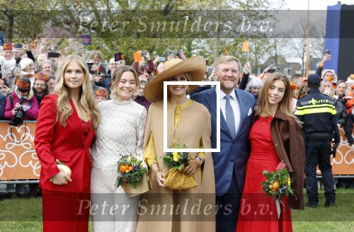 Dokkum 27 april 2026
Koningsdag is dit jaar in Dokkum . Namens de koninklijke familie zijn aanwezig : Koning Willem Alexander Koningin Maxima Prinses Amalia Prinses Alexia Prinses Ariane Prins Constantijn Prinses Laurentien Prins Maurits Prinses Marilene Prins Bernhard Prins Floris Prinses Aimee Prins Pieter Christiaan en Prinses Anita .