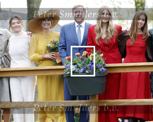 Dokkum 27 april 2026
Koningsdag is dit jaar in Dokkum . Namens de koninklijke familie zijn aanwezig : Koning Willem Alexander Koningin Maxima Prinses Amalia Prinses Alexia Prinses Ariane Prins Constantijn Prinses Laurentien Prins Maurits Prinses Marilene Prins Bernhard Prins Floris Prinses Aimee Prins Pieter Christiaan en Prinses Anita .