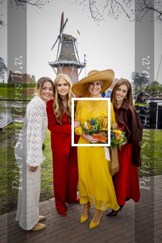 Dokkum 27 april 2026
Koningsdag is dit jaar in Dokkum . Namens de koninklijke familie zijn aanwezig : Koning Willem Alexander Koningin Maxima Prinses Amalia Prinses Alexia Prinses Ariane Prins Constantijn Prinses Laurentien Prins Maurits Prinses Marilene Prins Bernhard Prins Floris Prinses Aimee Prins Pieter Christiaan en Prinses Anita .