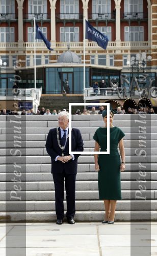 Scheveningen 2 april 2026
Koningin MÃ¡xima opent de gerenoveerde boulevard. De Scheveningse boulevard, al decennialang een van de bekendste en meest bezochte kustpromenades van Nederland, is de afgelopen jaren vernieuwd om beter aan te sluiten bij het groeiende aantal bezoekers en klaar te zijn voor de toekomst. Burgemeester Jan v Zanen begeleidde de Koningin . OOk de commisaris van de koning Wouter Kolff was aanwezig .