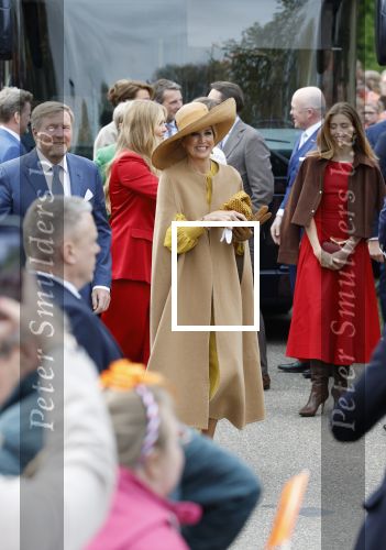 Dokkum 27 april 2026
Koningsdag is dit jaar in Dokkum . Namens de koninklijke familie zijn aanwezig : Koning Willem Alexander Koningin Maxima Prinses Amalia Prinses Alexia Prinses Ariane Prins Constantijn Prinses Laurentien Prins Maurits Prinses Marilene Prins Bernhard Prins Floris Prinses Aimee Prins Pieter Christiaan en Prinses Anita .