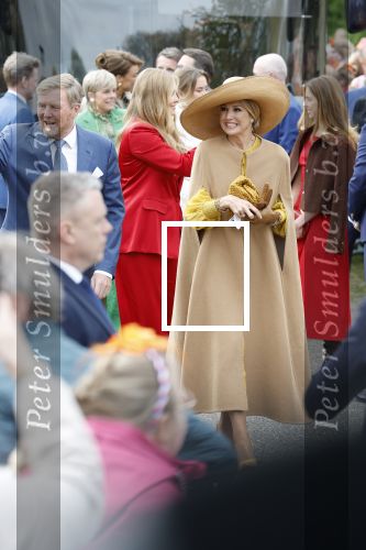 Dokkum 27 april 2026
Koningsdag is dit jaar in Dokkum . Namens de koninklijke familie zijn aanwezig : Koning Willem Alexander Koningin Maxima Prinses Amalia Prinses Alexia Prinses Ariane Prins Constantijn Prinses Laurentien Prins Maurits Prinses Marilene Prins Bernhard Prins Floris Prinses Aimee Prins Pieter Christiaan en Prinses Anita .