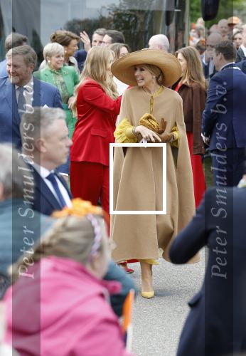 Dokkum 27 april 2026
Koningsdag is dit jaar in Dokkum . Namens de koninklijke familie zijn aanwezig : Koning Willem Alexander Koningin Maxima Prinses Amalia Prinses Alexia Prinses Ariane Prins Constantijn Prinses Laurentien Prins Maurits Prinses Marilene Prins Bernhard Prins Floris Prinses Aimee Prins Pieter Christiaan en Prinses Anita .