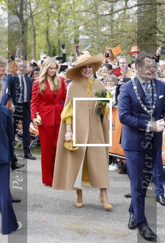 Dokkum 27 april 2026
Koningsdag is dit jaar in Dokkum . Namens de koninklijke familie zijn aanwezig : Koning Willem Alexander Koningin Maxima Prinses Amalia Prinses Alexia Prinses Ariane Prins Constantijn Prinses Laurentien Prins Maurits Prinses Marilene Prins Bernhard Prins Floris Prinses Aimee Prins Pieter Christiaan en Prinses Anita .