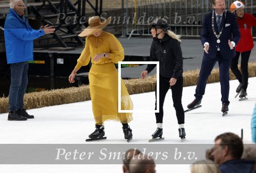 Dokkum 27 april 2026
Koningsdag is dit jaar in Dokkum . Namens de koninklijke familie zijn aanwezig : Koning Willem Alexander Koningin Maxima Prinses Amalia Prinses Alexia Prinses Ariane Prins Constantijn Prinses Laurentien Prins Maurits Prinses Marilene Prins Bernhard Prins Floris Prinses Aimee Prins Pieter Christiaan en Prinses Anita .