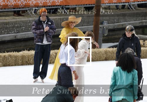 Dokkum 27 april 2026
Koningsdag is dit jaar in Dokkum . Namens de koninklijke familie zijn aanwezig : Koning Willem Alexander Koningin Maxima Prinses Amalia Prinses Alexia Prinses Ariane Prins Constantijn Prinses Laurentien Prins Maurits Prinses Marilene Prins Bernhard Prins Floris Prinses Aimee Prins Pieter Christiaan en Prinses Anita .