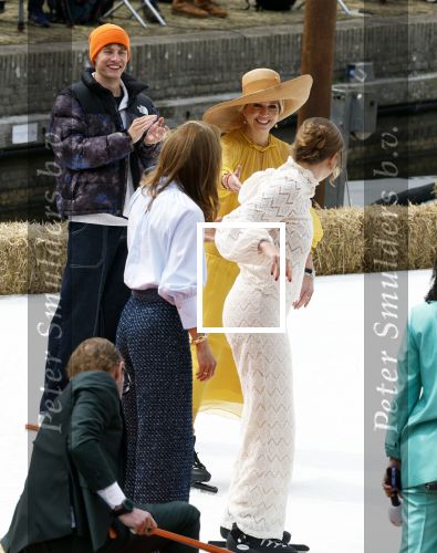 Dokkum 27 april 2026
Koningsdag is dit jaar in Dokkum . Namens de koninklijke familie zijn aanwezig : Koning Willem Alexander Koningin Maxima Prinses Amalia Prinses Alexia Prinses Ariane Prins Constantijn Prinses Laurentien Prins Maurits Prinses Marilene Prins Bernhard Prins Floris Prinses Aimee Prins Pieter Christiaan en Prinses Anita .