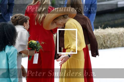 Dokkum 27 april 2026
Koningsdag is dit jaar in Dokkum . Namens de koninklijke familie zijn aanwezig : Koning Willem Alexander Koningin Maxima Prinses Amalia Prinses Alexia Prinses Ariane Prins Constantijn Prinses Laurentien Prins Maurits Prinses Marilene Prins Bernhard Prins Floris Prinses Aimee Prins Pieter Christiaan en Prinses Anita .