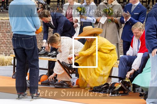 Dokkum 27 april 2026
Koningsdag is dit jaar in Dokkum . Namens de koninklijke familie zijn aanwezig : Koning Willem Alexander Koningin Maxima Prinses Amalia Prinses Alexia Prinses Ariane Prins Constantijn Prinses Laurentien Prins Maurits Prinses Marilene Prins Bernhard Prins Floris Prinses Aimee Prins Pieter Christiaan en Prinses Anita .