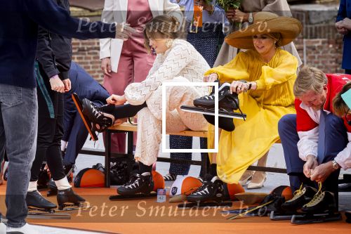 Dokkum 27 april 2026
Koningsdag is dit jaar in Dokkum . Namens de koninklijke familie zijn aanwezig : Koning Willem Alexander Koningin Maxima Prinses Amalia Prinses Alexia Prinses Ariane Prins Constantijn Prinses Laurentien Prins Maurits Prinses Marilene Prins Bernhard Prins Floris Prinses Aimee Prins Pieter Christiaan en Prinses Anita .