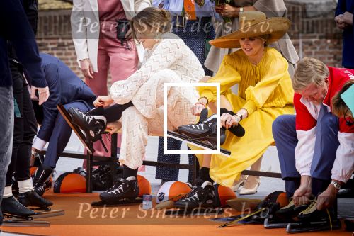 Dokkum 27 april 2026
Koningsdag is dit jaar in Dokkum . Namens de koninklijke familie zijn aanwezig : Koning Willem Alexander Koningin Maxima Prinses Amalia Prinses Alexia Prinses Ariane Prins Constantijn Prinses Laurentien Prins Maurits Prinses Marilene Prins Bernhard Prins Floris Prinses Aimee Prins Pieter Christiaan en Prinses Anita .