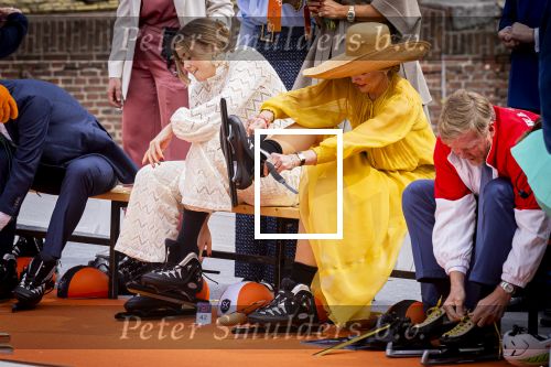 Dokkum 27 april 2026
Koningsdag is dit jaar in Dokkum . Namens de koninklijke familie zijn aanwezig : Koning Willem Alexander Koningin Maxima Prinses Amalia Prinses Alexia Prinses Ariane Prins Constantijn Prinses Laurentien Prins Maurits Prinses Marilene Prins Bernhard Prins Floris Prinses Aimee Prins Pieter Christiaan en Prinses Anita .