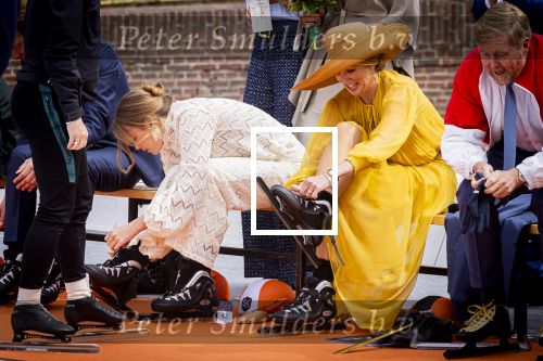 Dokkum 27 april 2026
Koningsdag is dit jaar in Dokkum . Namens de koninklijke familie zijn aanwezig : Koning Willem Alexander Koningin Maxima Prinses Amalia Prinses Alexia Prinses Ariane Prins Constantijn Prinses Laurentien Prins Maurits Prinses Marilene Prins Bernhard Prins Floris Prinses Aimee Prins Pieter Christiaan en Prinses Anita .