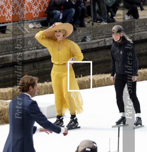 Dokkum 27 april 2026
Koningsdag is dit jaar in Dokkum . Namens de koninklijke familie zijn aanwezig : Koning Willem Alexander Koningin Maxima Prinses Amalia Prinses Alexia Prinses Ariane Prins Constantijn Prinses Laurentien Prins Maurits Prinses Marilene Prins Bernhard Prins Floris Prinses Aimee Prins Pieter Christiaan en Prinses Anita .