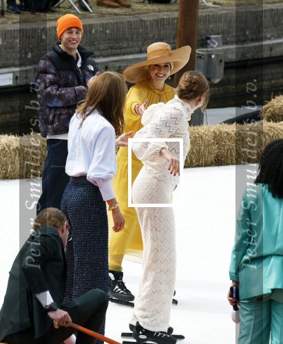 Dokkum 27 april 2026
Koningsdag is dit jaar in Dokkum . Namens de koninklijke familie zijn aanwezig : Koning Willem Alexander Koningin Maxima Prinses Amalia Prinses Alexia Prinses Ariane Prins Constantijn Prinses Laurentien Prins Maurits Prinses Marilene Prins Bernhard Prins Floris Prinses Aimee Prins Pieter Christiaan en Prinses Anita .