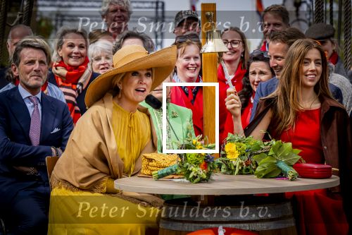 Dokkum 27 april 2026
Koningsdag is dit jaar in Dokkum . Namens de koninklijke familie zijn aanwezig : Koning Willem Alexander Koningin Maxima Prinses Amalia Prinses Alexia Prinses Ariane Prins Constantijn Prinses Laurentien Prins Maurits Prinses Marilene Prins Bernhard Prins Floris Prinses Aimee Prins Pieter Christiaan en Prinses Anita .