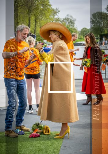 Dokkum 27 april 2026
Koningsdag is dit jaar in Dokkum . Namens de koninklijke familie zijn aanwezig : Koning Willem Alexander Koningin Maxima Prinses Amalia Prinses Alexia Prinses Ariane Prins Constantijn Prinses Laurentien Prins Maurits Prinses Marilene Prins Bernhard Prins Floris Prinses Aimee Prins Pieter Christiaan en Prinses Anita .