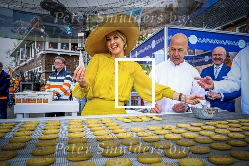 Dokkum 27 april 2026
Koningsdag is dit jaar in Dokkum . Namens de koninklijke familie zijn aanwezig : Koning Willem Alexander Koningin Maxima Prinses Amalia Prinses Alexia Prinses Ariane Prins Constantijn Prinses Laurentien Prins Maurits Prinses Marilene Prins Bernhard Prins Floris Prinses Aimee Prins Pieter Christiaan en Prinses Anita .