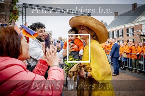 Dokkum 27 april 2026
Koningsdag is dit jaar in Dokkum . Namens de koninklijke familie zijn aanwezig : Koning Willem Alexander Koningin Maxima Prinses Amalia Prinses Alexia Prinses Ariane Prins Constantijn Prinses Laurentien Prins Maurits Prinses Marilene Prins Bernhard Prins Floris Prinses Aimee Prins Pieter Christiaan en Prinses Anita .