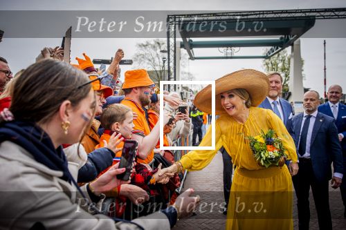 Dokkum 27 april 2026
Koningsdag is dit jaar in Dokkum . Namens de koninklijke familie zijn aanwezig : Koning Willem Alexander Koningin Maxima Prinses Amalia Prinses Alexia Prinses Ariane Prins Constantijn Prinses Laurentien Prins Maurits Prinses Marilene Prins Bernhard Prins Floris Prinses Aimee Prins Pieter Christiaan en Prinses Anita .