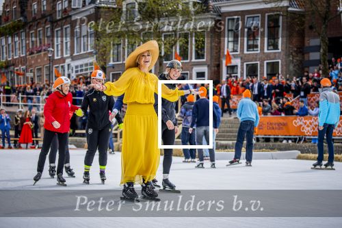 Dokkum 27 april 2026
Koningsdag is dit jaar in Dokkum . Namens de koninklijke familie zijn aanwezig : Koning Willem Alexander Koningin Maxima Prinses Amalia Prinses Alexia Prinses Ariane Prins Constantijn Prinses Laurentien Prins Maurits Prinses Marilene Prins Bernhard Prins Floris Prinses Aimee Prins Pieter Christiaan en Prinses Anita .