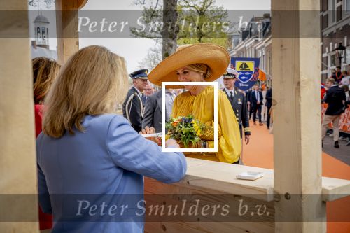 Dokkum 27 april 2026
Koningsdag is dit jaar in Dokkum . Namens de koninklijke familie zijn aanwezig : Koning Willem Alexander Koningin Maxima Prinses Amalia Prinses Alexia Prinses Ariane Prins Constantijn Prinses Laurentien Prins Maurits Prinses Marilene Prins Bernhard Prins Floris Prinses Aimee Prins Pieter Christiaan en Prinses Anita .