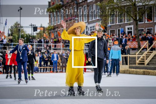 Dokkum 27 april 2026
Koningsdag is dit jaar in Dokkum . Namens de koninklijke familie zijn aanwezig : Koning Willem Alexander Koningin Maxima Prinses Amalia Prinses Alexia Prinses Ariane Prins Constantijn Prinses Laurentien Prins Maurits Prinses Marilene Prins Bernhard Prins Floris Prinses Aimee Prins Pieter Christiaan en Prinses Anita .
