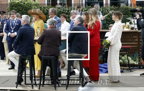 Dokkum 27 april 2026
Koningsdag is dit jaar in Dokkum . Namens de koninklijke familie zijn aanwezig : Koning Willem Alexander Koningin Maxima Prinses Amalia Prinses Alexia Prinses Ariane Prins Constantijn Prinses Laurentien Prins Maurits Prinses Marilene Prins Bernhard Prins Floris Prinses Aimee Prins Pieter Christiaan en Prinses Anita .
