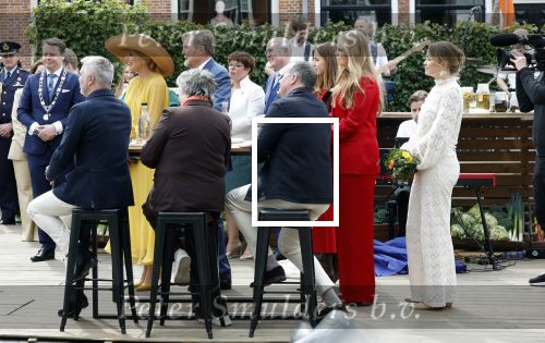 Dokkum 27 april 2026
Koningsdag is dit jaar in Dokkum . Namens de koninklijke familie zijn aanwezig : Koning Willem Alexander Koningin Maxima Prinses Amalia Prinses Alexia Prinses Ariane Prins Constantijn Prinses Laurentien Prins Maurits Prinses Marilene Prins Bernhard Prins Floris Prinses Aimee Prins Pieter Christiaan en Prinses Anita .